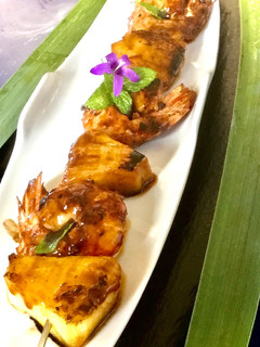 Una foto de Brocheta de piña y langostinos en salsa teriyaki