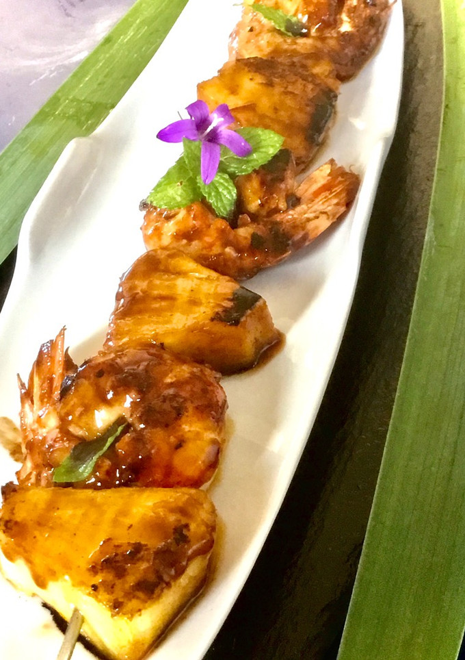 Una foto de Brocheta de piña y langostinos en salsa teriyaki