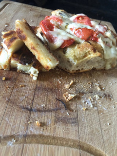 Una foto de Focaccia a la margarita y arepa tostada a la mantequilla