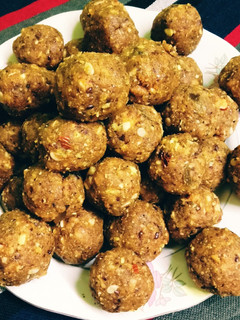 सूखे मेवे और गोंद के लड्डू (sukhe mewe aur gond ke ladoo recipe in Hindi) रेसिपी मुख्य फोटो