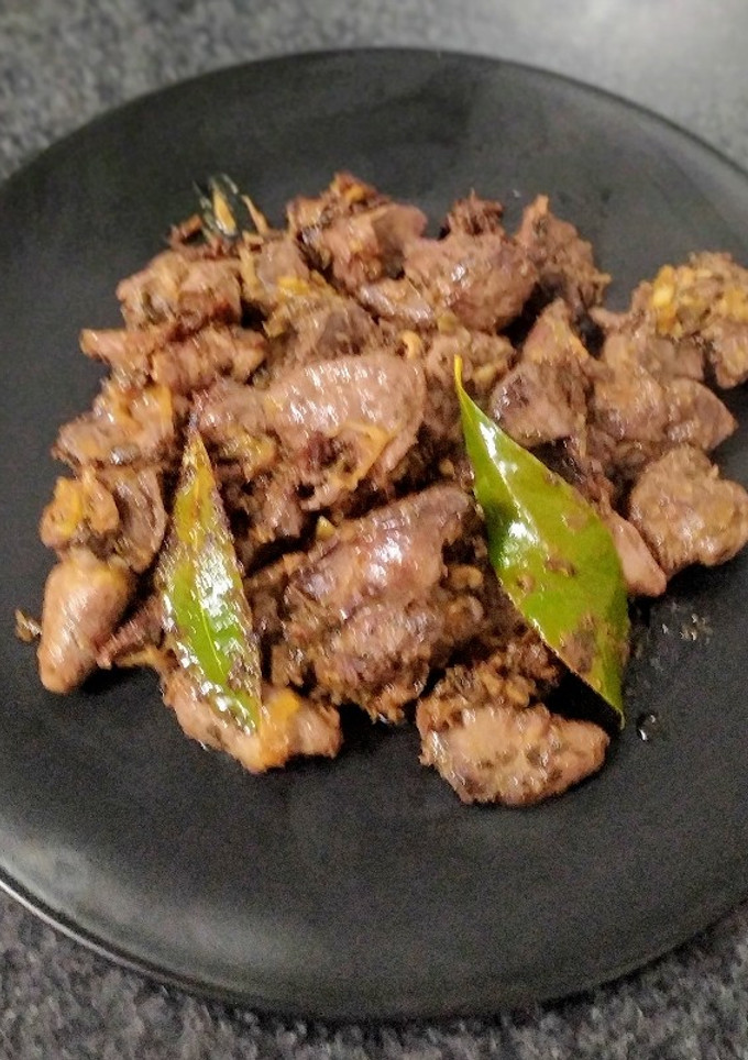 Una foto de Higaditos de pollo encebollados