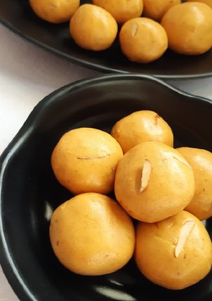 બેસન કે લડ્ડુ (Besan Laddu Recipe In Gujarati) રેસીપી મુખ્ય ફોટો