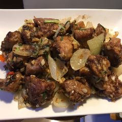 A picture of Fried pork ribs with garlic and onion.