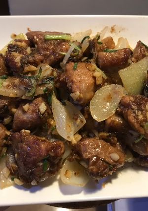 A picture of Fried pork ribs with garlic and onion.