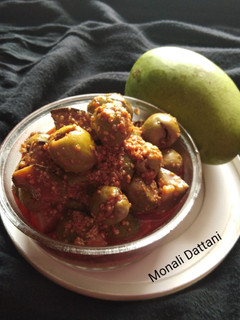 लसोडे़ और आम का अचार (lasode aur aam ka achar recipe in Hindi) रेसिपी मुख्य फोटो