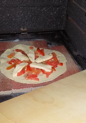 Una foto de Pizza en piedra refractaria