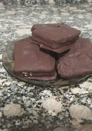Una foto de Galletitas rellenas de limón bañadas en chocolate