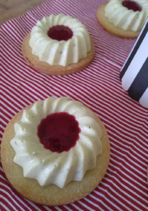 Une photo de Entremet pistache fruit rouge spéculoos