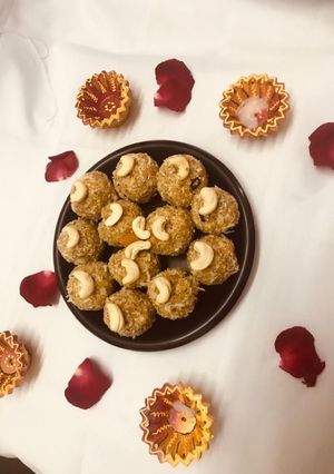 A picture of Gond Laddu.