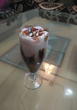 A picture of Stawberry Milk shake wth dry fruits nd fruit Jelly.