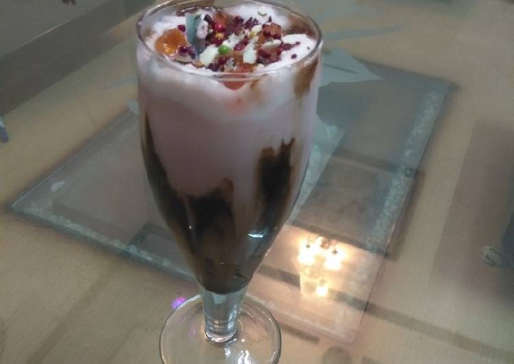 Stawberry Milk shake wth dry fruits nd fruit Jelly