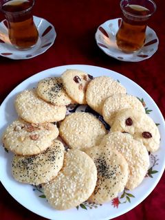 عکسی از دستور کلوچه کنجدی و کشمشی
