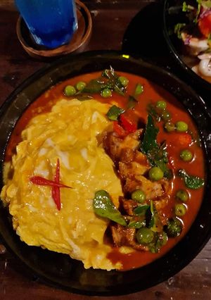 รูปของ ข้าวไข่ข้นพะแนงหมูกรอบ