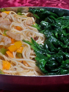 彩椒肉末拌麵&菠菜 的食譜成品照片