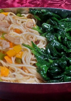 彩椒肉末拌麵&菠菜 的食譜成品照片