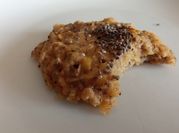 Una foto de avena y manzanas en microondas