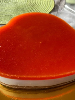 Una foto de Tarta fría de queso con gelatina de mango natural 💗