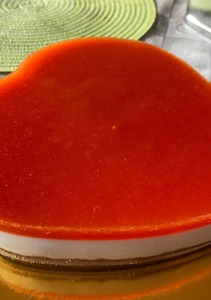 Una foto de Tarta fría de queso con gelatina de mango natural 💗