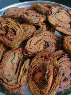 अळुवडी (alu wadi recipe in marathi) रेसिपी चे मुख्य फोटो