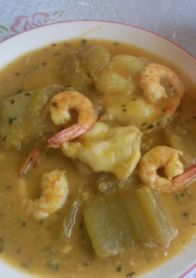 Una foto de Cardos con kokochas de bacalao y langostinos