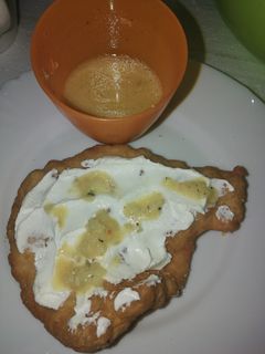 Tejfölös, muzsdéjos, virslis lángos recept fotója