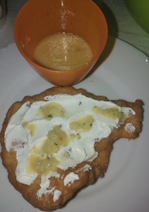 Tejfölös, muzsdéjos, virslis lángos recept fotója