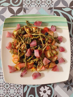 Una foto de Ensalada de tomate y bonito