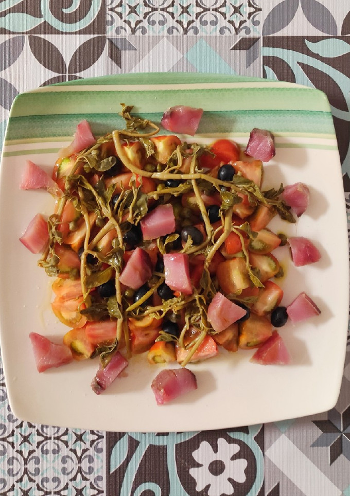 Una foto de Ensalada de tomate y bonito