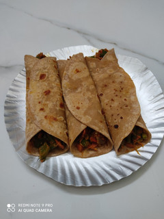 சப்பாத்தி வெஜ் ரோல்(Chappathi veg roll recipe in tamil) செய்முறை முக்கிய புகைப்படம்
