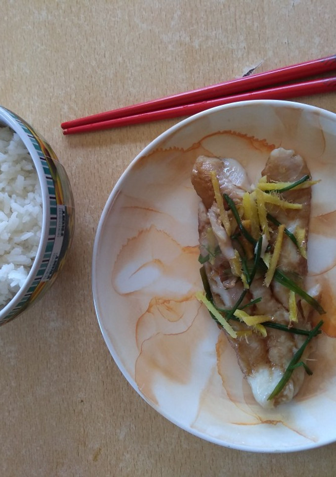 Una foto de Pescado al vapor estilo Asia