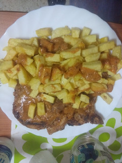 Una foto de Chuletas de cerdo al salmorejo con papas fritas