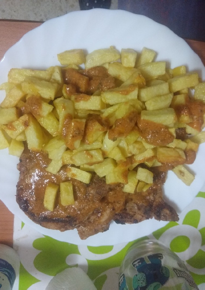 Una foto de Chuletas de cerdo al salmorejo con papas fritas