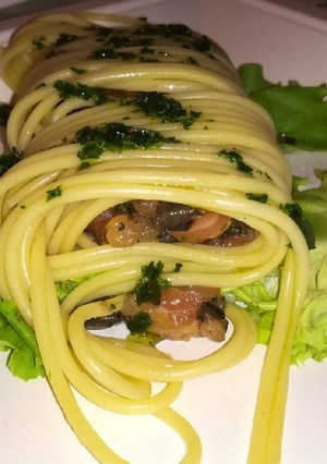 Foto di Involtino di spaghetti con tartara di salmone e olive nere