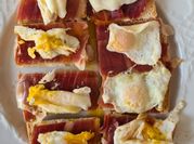 Una foto de canapés con jamón