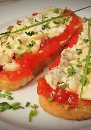 Foto principal de Tostas de Gorgonzola con Mermelada de Tomate