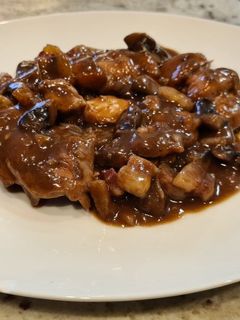 Una foto de Pollo con tocino entreverado y salsa de vino