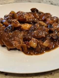 Una foto de Pollo con tocino entreverado y salsa de vino