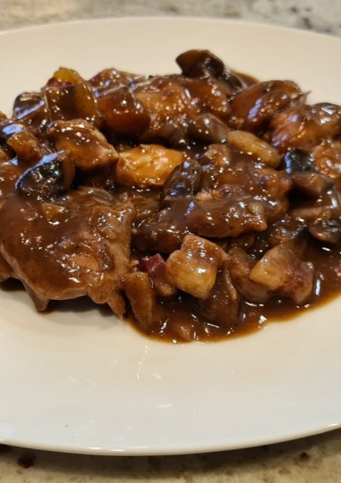 Una foto de Pollo con tocino entreverado y salsa de vino