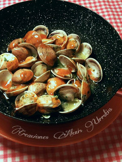 Una foto de Almejas en salsa de ajos, perejil con un toques de salsa thai