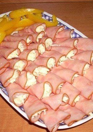 Фото Рулетики из ветчины с сыром и чесноком.