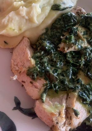 Una foto de Pollo con espinacas a la crema y puré de papas