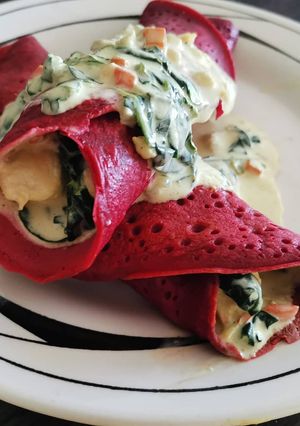 Una foto de Panqueques de betarraga rellenos de pollo en crema con espinaca