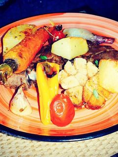 O poză a rețetei Ceafă de porc la tavă cu legume.
