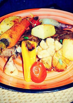 O poză a rețetei Ceafă de porc la tavă cu legume.
