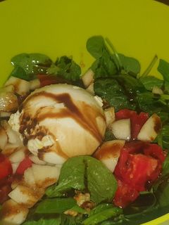 Una foto de Ensalada de espinacas y burrata