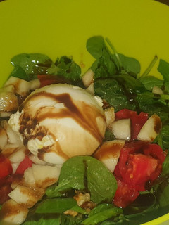 Una foto de Ensalada de espinacas y burrata