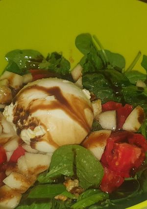 Una foto de Ensalada de espinacas y burrata