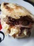 Arepa con ensalada de gallina y pernil
