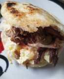 Arepa con ensalada de gallina y pernil
