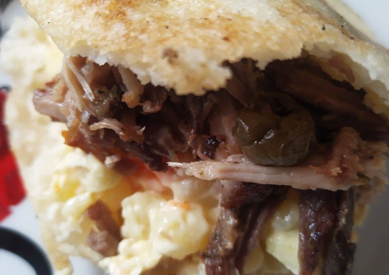 Arepa con ensalada de gallina y pernil